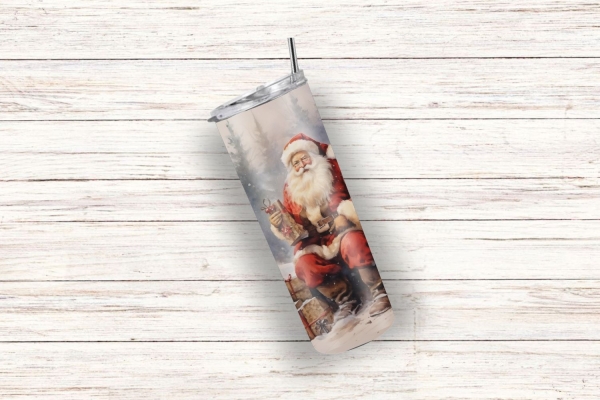 Thermo-Becher mit weihnachtlichem Santa Claus-Design in verschneiter Landschaft, ideal für warme Getränke im Winter.